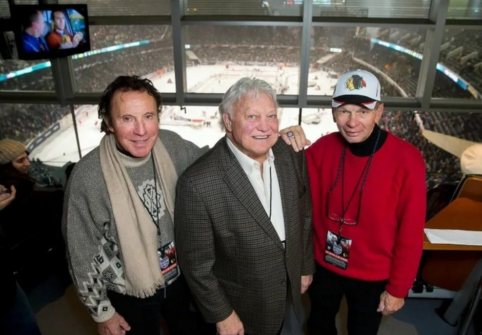 Бобби Халл 3_С Тони Эспозито и Стэном Микитой.jpg