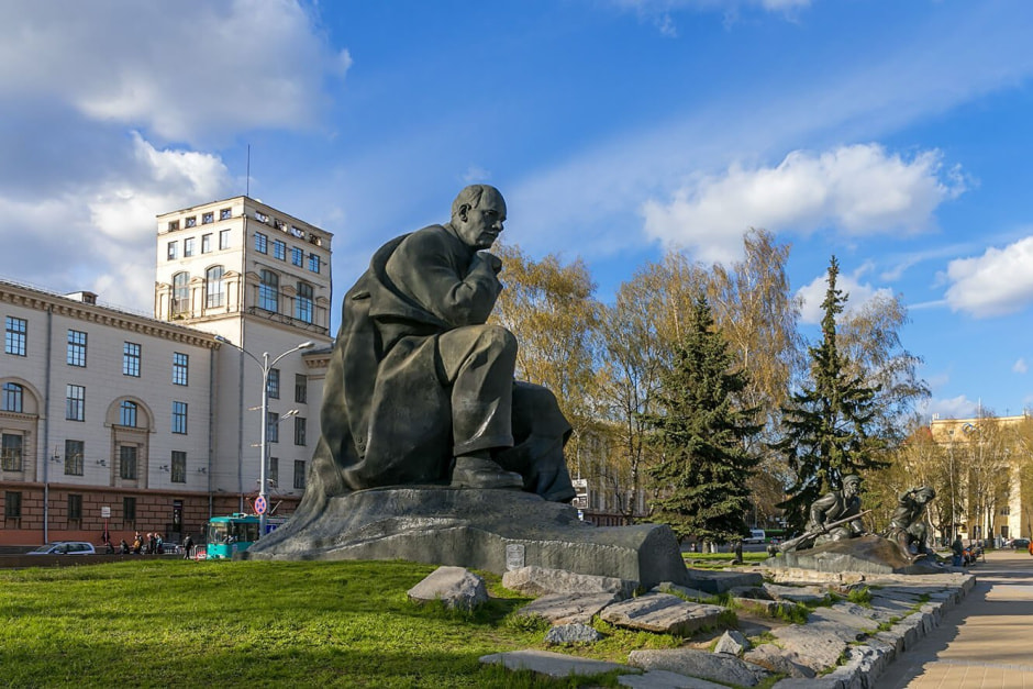 Памятник Якубу Коласу.jpg