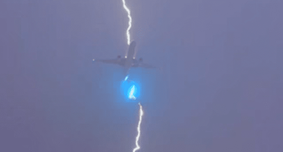 Plane-lightning-YVR.png