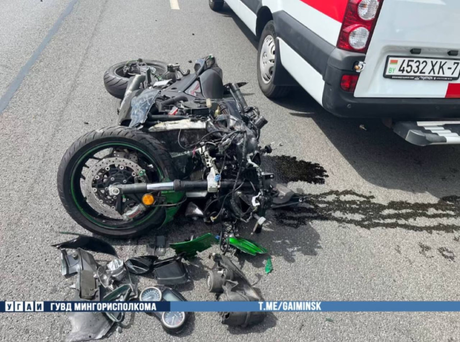 В Минске Kawasaki столкнулся с Volkswagen – мотоциклиста от удара отбросило на впереди идущее авто.jpg