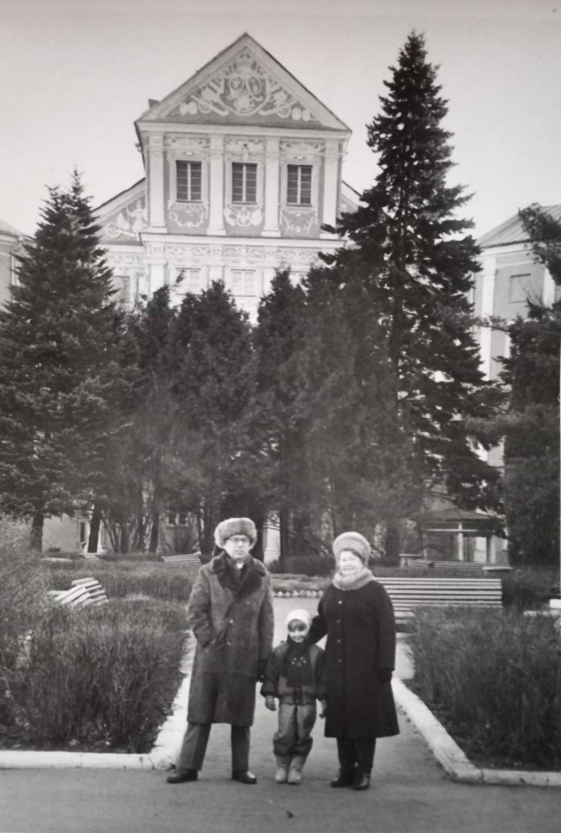 Полина Тризонова 5_Полина с бабушкой и дедушкой.jpg