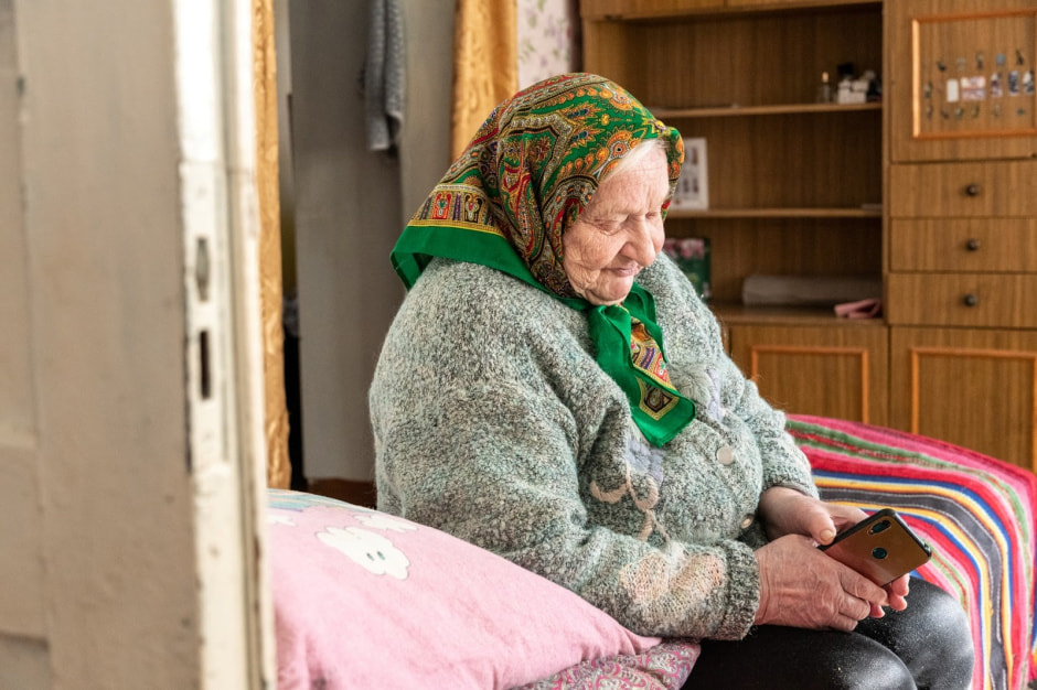 В 93 года освоила смартфон и смотрит сериалы 18.jpg