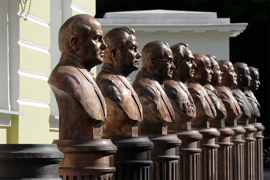 Аллея правителей России в Москве. Скульптор - Зураб Церетели