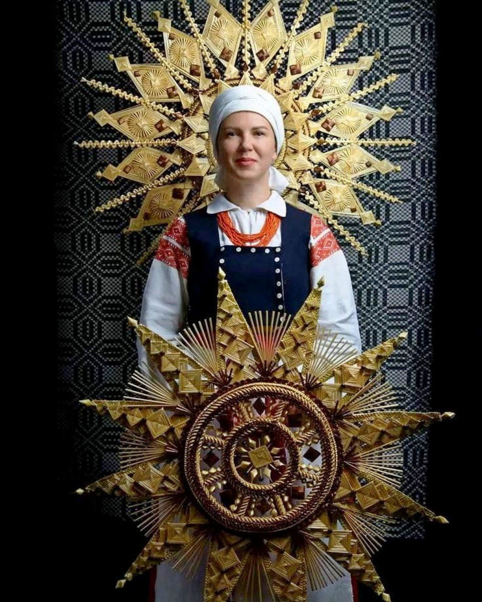 8-Народный мастер Беларуси по соломоплетению Елена Гринь и её калядная зорка.jpg