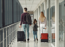 Семья белорусов с детьми собралась в поездку, а в школе потребовали копии билетов. Законно ли это?