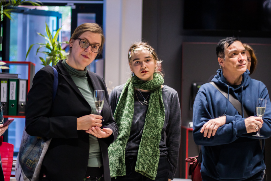 Выставка Кирилла Хлопова_гости 27.png