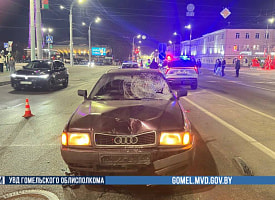 Буквально перевернулись в воздухе. Audi сбила двух самокатчиков в Гомеле