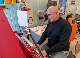 “Вместо 5 детей на запись песни пришло 30”. Американский музыкант о том, почему записывает альбомы в Беларуси