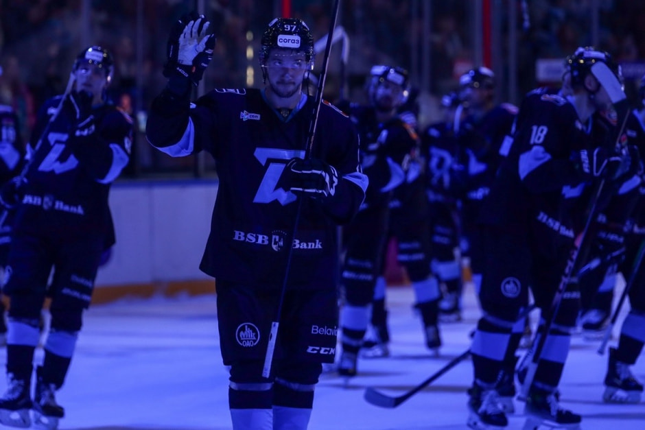 6-Станислав Галиев благодарит Минск-Арену после матча.jpg