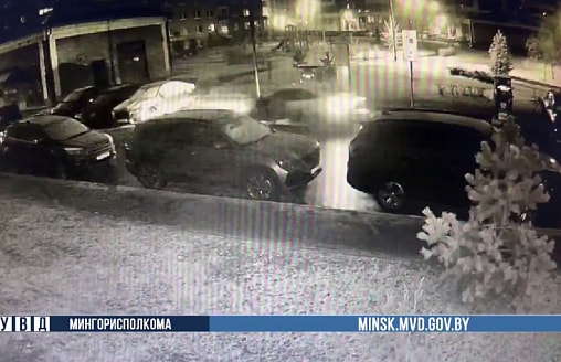 Минчанка угнала такси вместе с… водителем и устроила ДТП во дворе