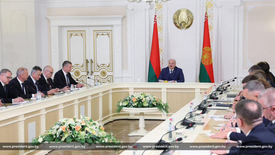 Лукашенко, совещание в Администрацией.jpg