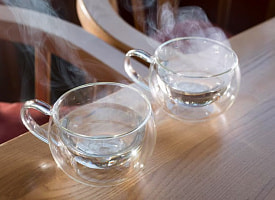 Горячая вода по утрам – правда ли она “разгоняет метаболизм” и лечит всё подряд?