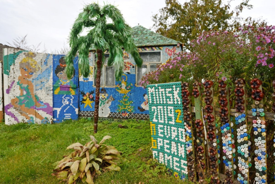 Дом обитый пластиковыми крышками 17.jpg