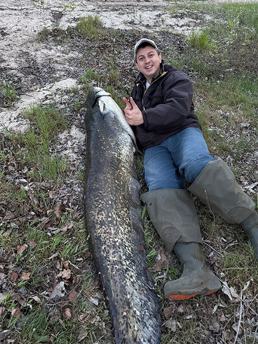 рыбак споймал сома.jpg