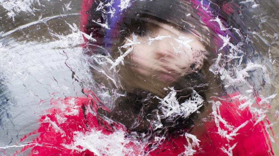 человек за слоем льда