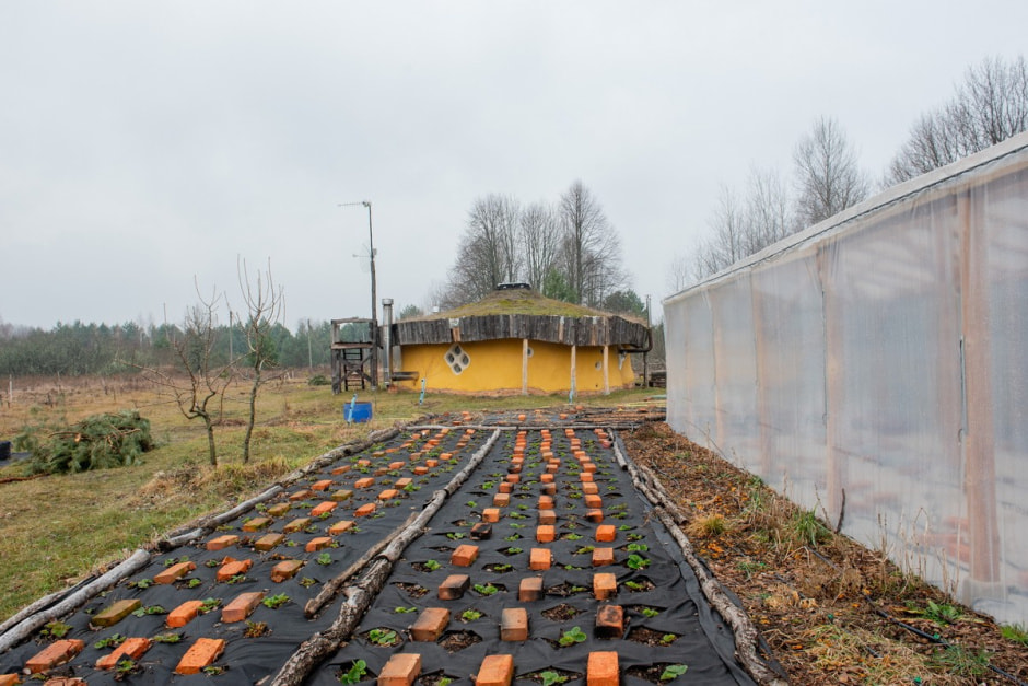 Парень построил дом из глины 27.jpg