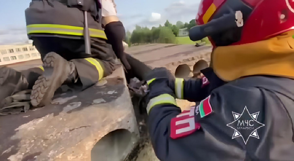 Спасатели вытащили девочку.jpg