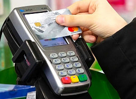 Минчанка расплатилась картой на 96 рублей и “заработала” уголовное дело. За что грозит до 5 лет тюрьмы?