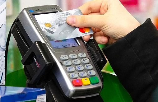 Минчанка расплатилась картой на 96 рублей и “заработала” уголовное дело. За что грозит до 5 лет тюрьмы?