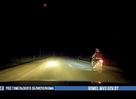 “Принимаем вправо и останавливаемся!” – под Мозырем задержали мотоциклиста, “который переоценил свои силы”