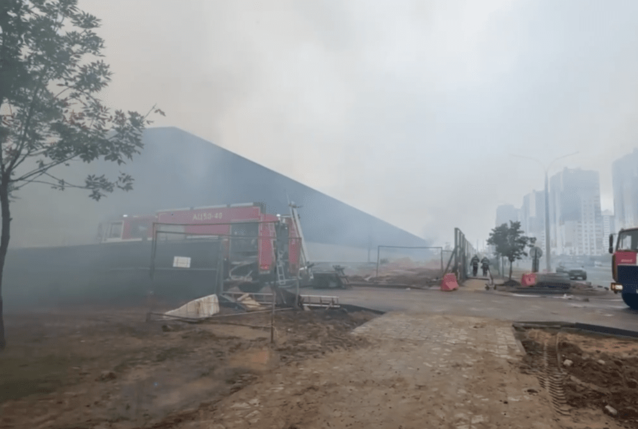 Показываем фото и видео с пожара строящегося торгового центра в Минске (4).png