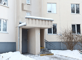 “Сняли код с подъездной двери и навязывают обслуживание домофона”: законно ли это в Беларуси?