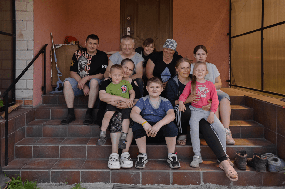 Две семьи выращивают огурцы и клубнику 23.png