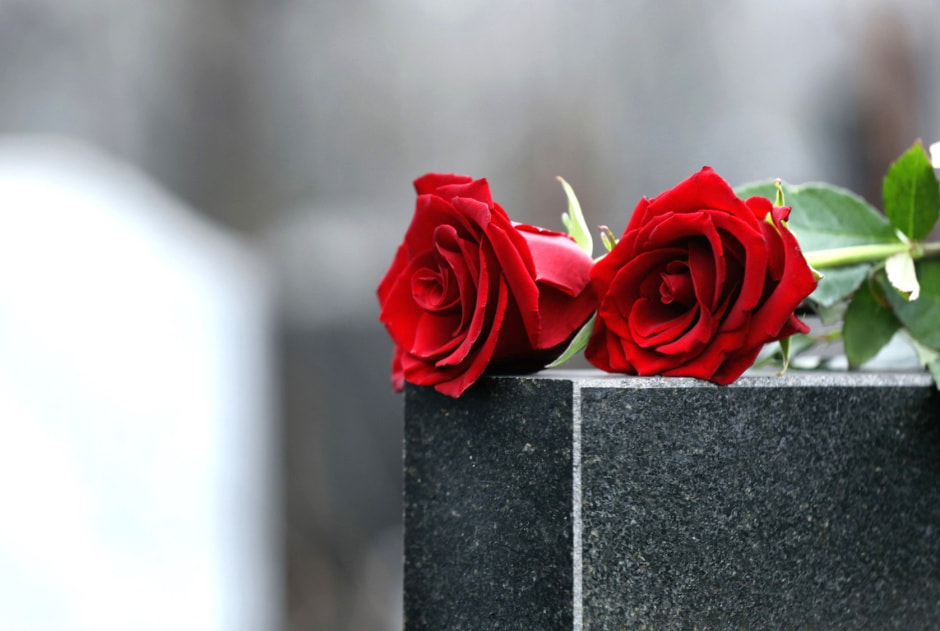 Цветы на памятнике.jpg