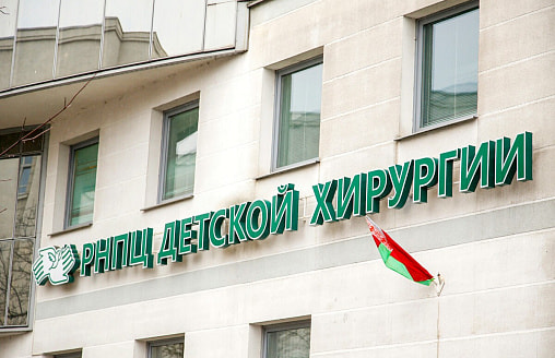Ребёнок, доставленный в Беларусь на ИВЛ после атаки дрона, пришёл в сознание