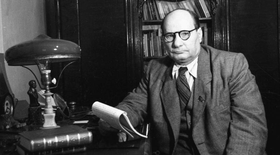 Колас за столом