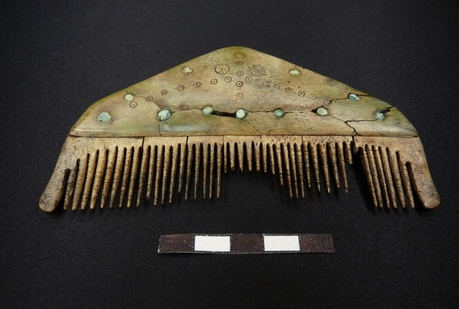 Костяной гребень IV–V веков н.э., украшенный бронзовыми заклепками Костяной гребень IV–V веков н.э., украшенный бронзовыми заклепками