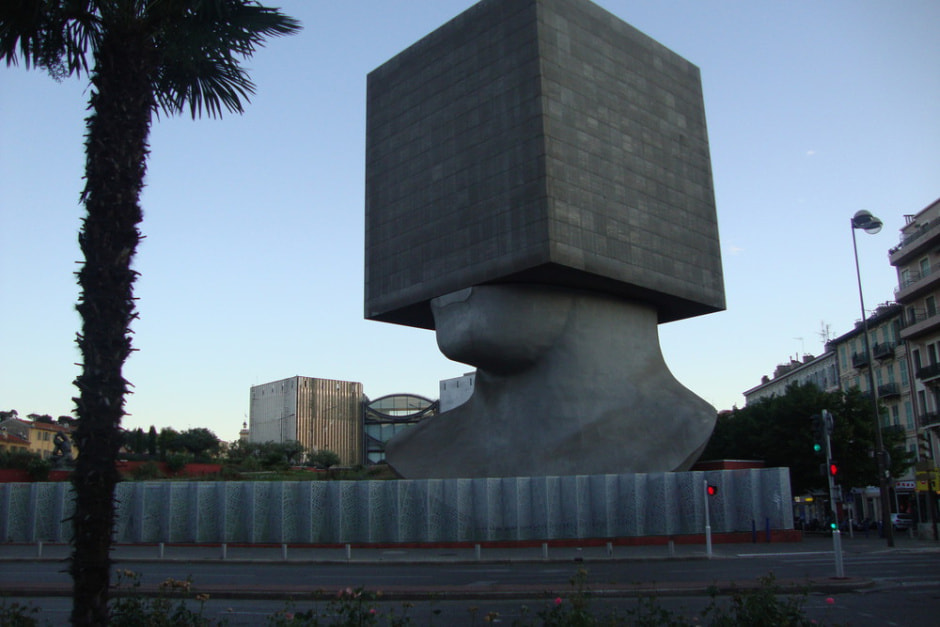 Библиотека в виде головы.jpg