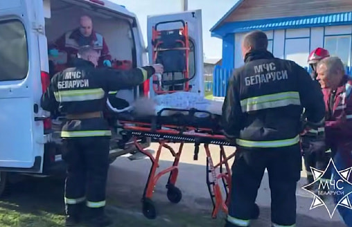 “Дым сошел - смотрю, в дверях соседка”. В Борисовском районе загорелся дом с хозяевами внутри