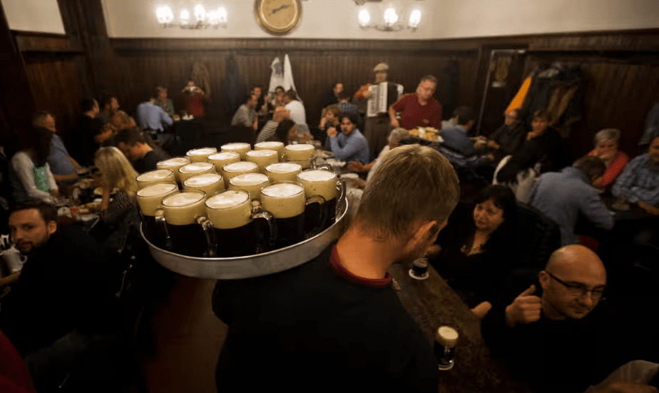 В Праге запретили проводить ночные туры по барам для туристов.png