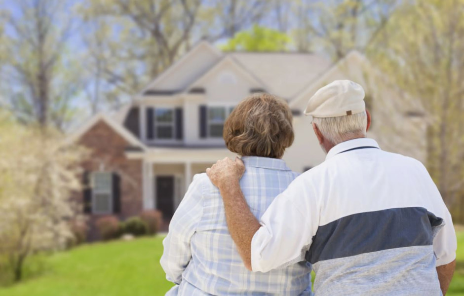 пенсионеры на даче