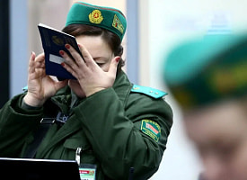 Белорусов с таким фото в паспорте не пустят за границу. ГПК объяснил, в чем может быть проблема