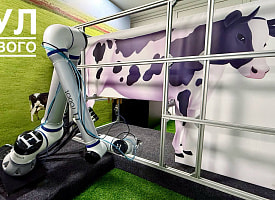 Лукашенко показали доильного робота от “Горизонта” с элементами ИИ