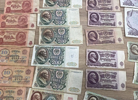 Литва не пустила пассажирку из Беларуси из-за денег с пятиконечной звездой