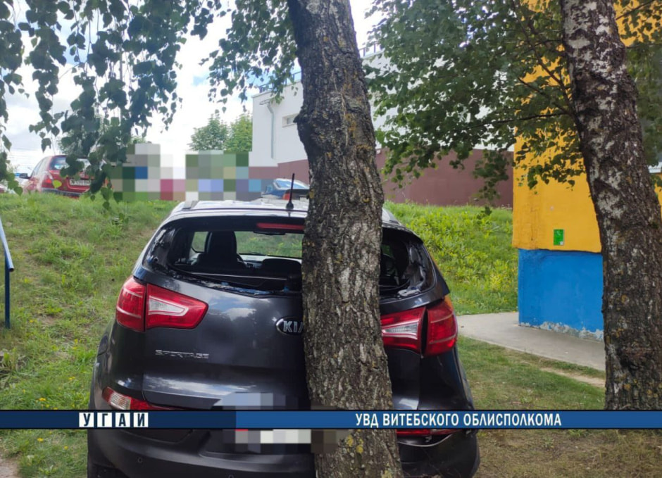 В Витебске пенсионерка за рулем Kia насмерть сбила пешехода во дворе, после чего машина врезалась в дерево (2).jpg