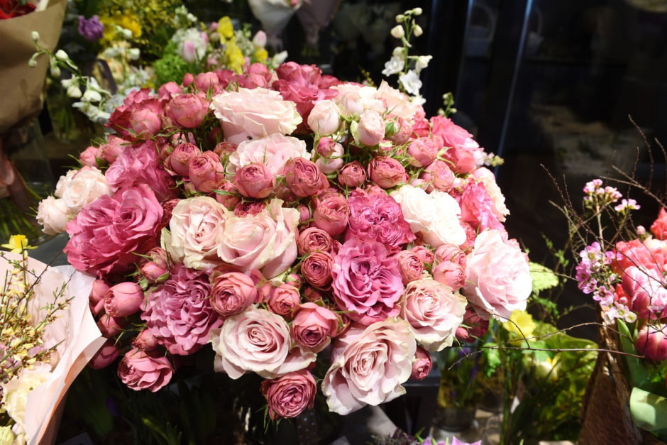 “Самый дорогой букет стоит 660 рублей”: Нашли место в Минске, где можно купить белую сирень и нежные пионы 