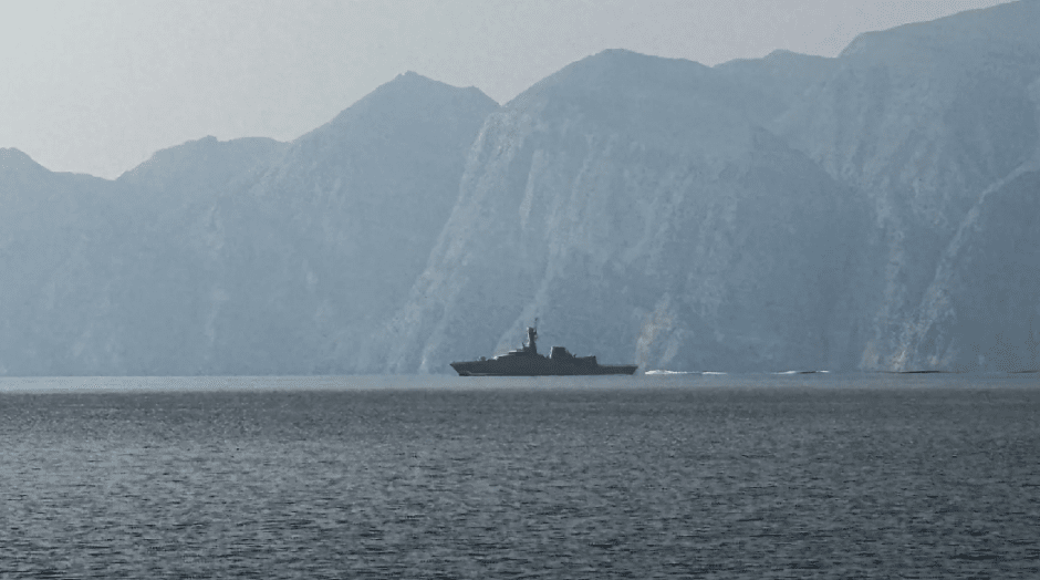 военный корабль в Ормузском проливе.png