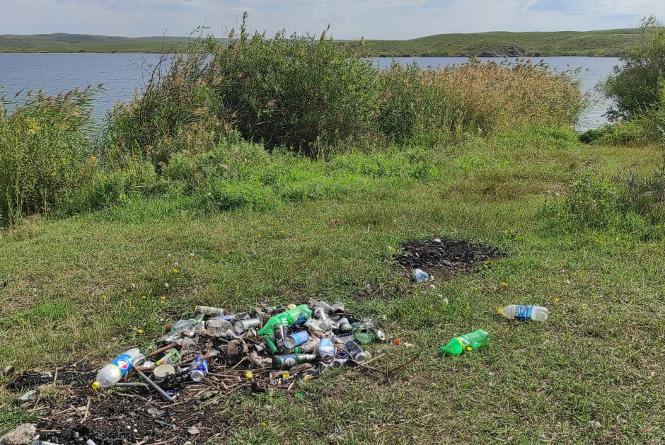 мусор у водоема=