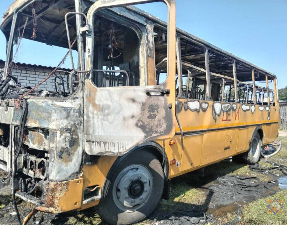 В Ляховичах загорелся школьный автобус (2).jpg