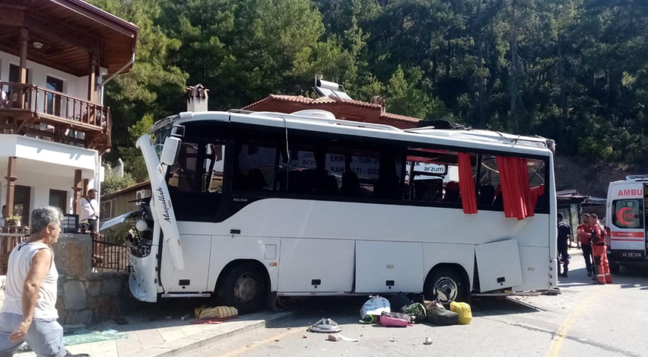 В Турции у автобуса с туристами отказали тормоза — два человека погибли, 30 пострадали.png