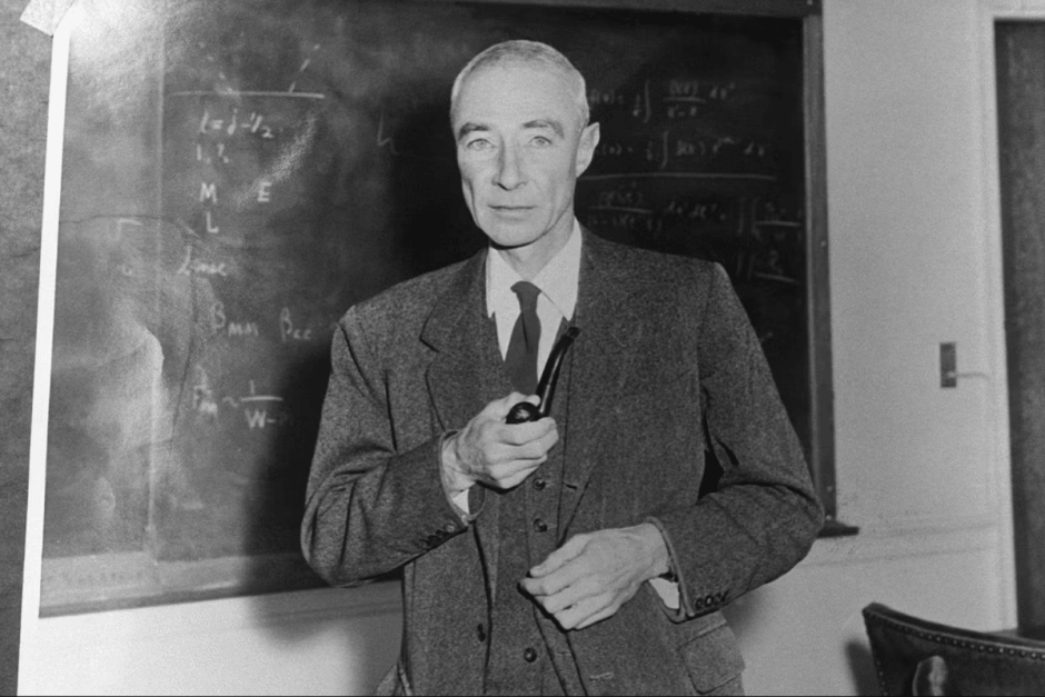 Роберт Оппенгеймер.png