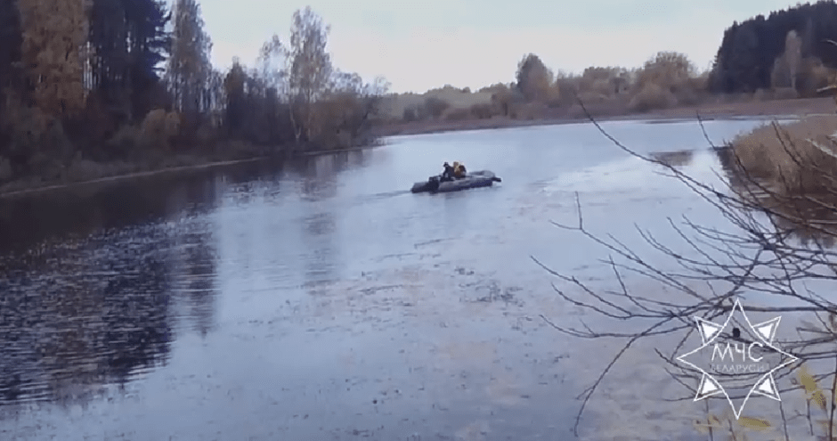 лодка на реке лодка на реке.png