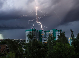 После июльских +28°C ударят грозы, град и шквалы? Антициклон разделил Беларусь на 2 части – к чему готовиться дальше