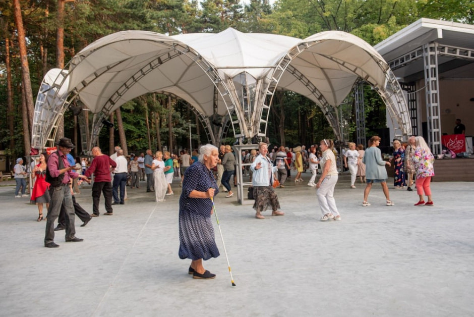 Танцы 60 в парке Челюскинцев 18.jpg