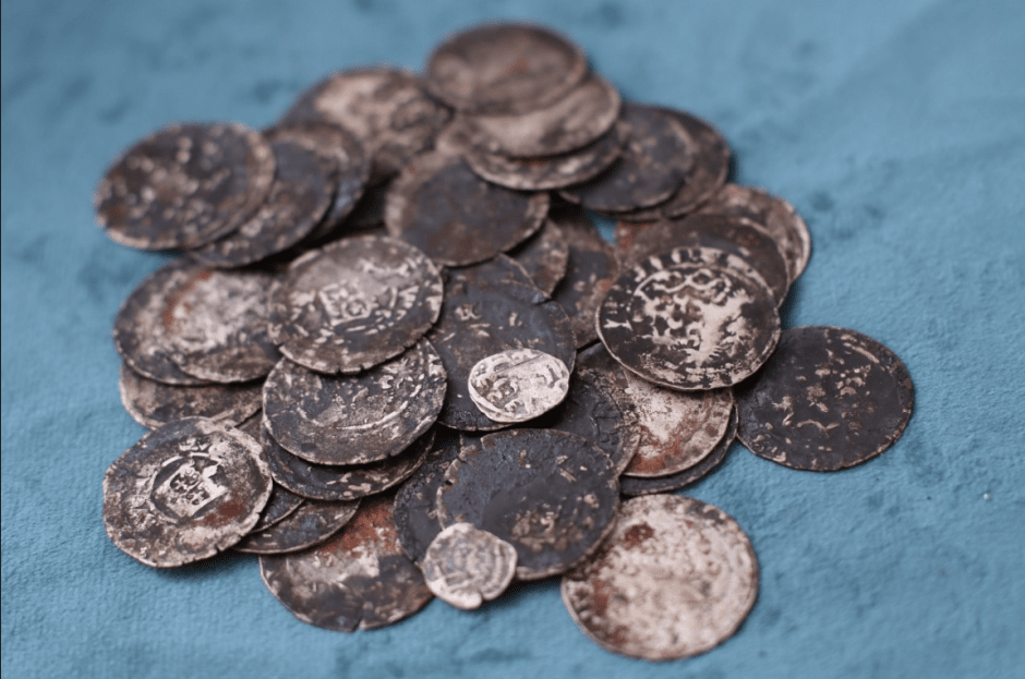 Смоленские археологи обнаружили 48 средневековых серебряных монет