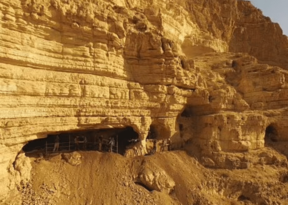 Археологи в 